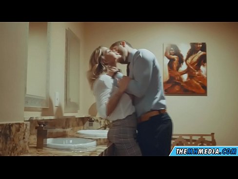 ❤️ Όταν μια πλούσια ξανθιά σε αποπλανεί σε μια δημόσια τουαλέτα ☑ Ποιότητα πορνό ❌❤
